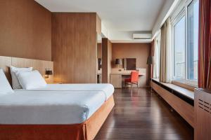 Postel nebo postele na pokoji v ubytování Theater Hotel