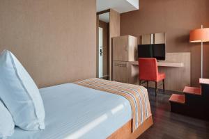 Postel nebo postele na pokoji v ubytování Theater Hotel