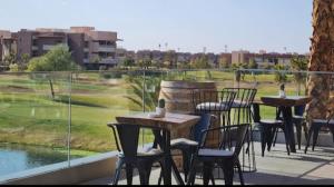 un grupo de mesas y sillas sentadas en un balcón en Marrakech al hamraa, en Marrakech