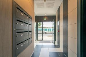 un couloir avec des casiers et une porte dans un bâtiment dans l'établissement Moulin à Vent A03 - Studio avec terrasse, à Bondy