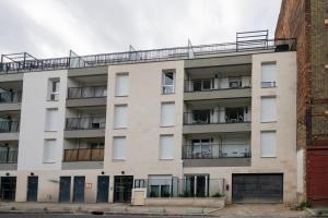 ein Apartmenthaus mit Balkon darüber in der Unterkunft Moulin à Vent A21 - Appt pour 4 in Bondy