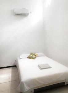 Ένα ή περισσότερα κρεβάτια σε δωμάτιο στο Sawojajar Inn