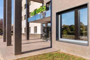 budynek z znakiem na boku w obiekcie B&B Hotel Arezzo w Arezzo
