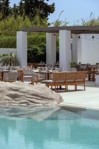 Der Swimmingpool an oder in der Nähe von Parilio, a Member of Design Hotels
