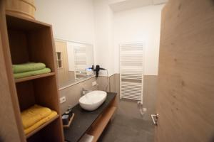 ein Badezimmer mit Waschbecken und Spiegel in der Unterkunft Das Gschossmann in Saalbach-Hinterglemm