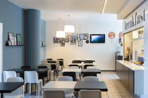 Telewizja i/lub zestaw kina domowego w obiekcie B&B HOTEL Bologna