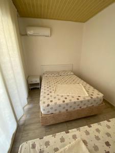 a small bedroom with two beds and a window at Göksel Apart in Mersin