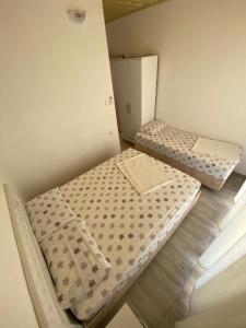 a room with two beds in a room at Göksel Apart in Mersin