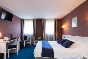 Voodi või voodid majutusasutuse Hotel De Clisson Saint Brieuc toas
