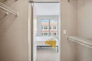 een kleedkamer met een spiegel en een raam bij Two CozySuites Mill District #04 & 01 in Minneapolis