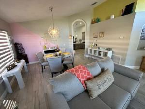 ヘインズ・シティにあるRemodeld South Facing Villa - Southern Dunes Golf Course Viewsのソファのあるリビングルームとダイニングルーム