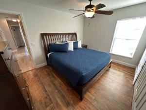 ヘインズ・シティにあるRemodeld South Facing Villa - Southern Dunes Golf Course Viewsのベッドルーム1室(青いベッド1台、シーリングファン付) +22枚の写真