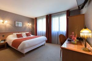 Voodi või voodid majutusasutuse Hotel De Clisson Saint Brieuc toas