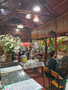 un gruppo di persone sedute ai tavoli di un ristorante di Hoalu Ecolodge Homestay a Ninh Binh
