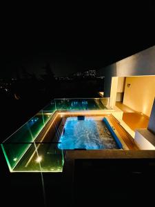 Hồ bơi trong/gần Jacuzzi Apartment - in Athens Riviera