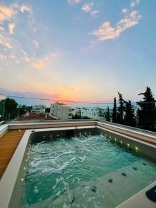 Hồ bơi trong/gần Jacuzzi Apartment - in Athens Riviera