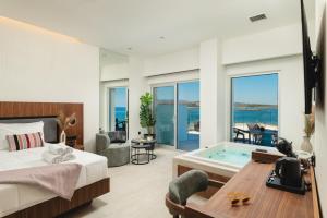 TV a/nebo společenská místnost v ubytování Elia Sea Suites