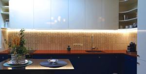 uma cozinha com armários brancos e uma mesa com um vaso em Daina Apartments Self check-in em Vilnius mais 55 fotografias