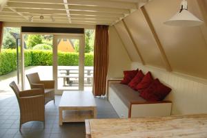 a living room with a couch and a table at Gezellig vakantiehuis in Mol