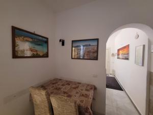 une chambre avec un lit dans le coin d'une pièce dans l'établissement OLdBIA, à Olbia