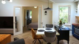 uma cozinha e sala de estar com mesa e cadeiras em Daina Apartments Self check-in em Vilnius