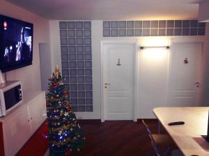A television and/or entertainment centre at IL CASTELLO HOSTEL BOUTIQUE