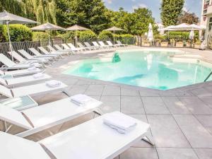 Bazén v ubytování Mercure Beaune Centre nebo v jeho okolí