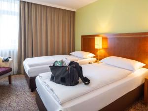 A bed or beds in a room at Hotel Mercure Wien Westbahnhof