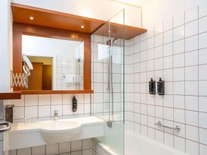 A bathroom at Hotel Mercure Wien Westbahnhof