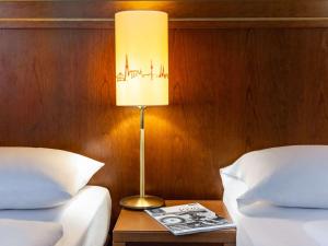 A seating area at Hotel Mercure Wien Westbahnhof