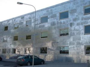 a car parked in front of a building at Kolgården - Visby Lägenhetshotell in Visby