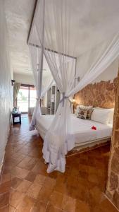 Postel nebo postele na pokoji v ubytování Mvuvi Boutique Resort