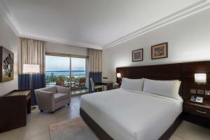 Postel nebo postele na pokoji v ubytování DoubleTree by Hilton Hotel Aqaba + 37 fotografií