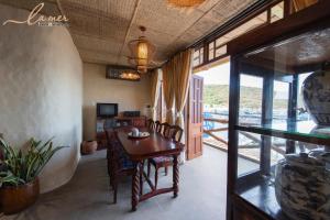 Μια τηλεόραση ή/και κέντρο ψυχαγωγίας στο Lamer Homestay & Villa - Vinh Hy Bay