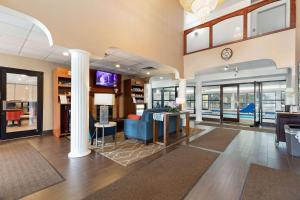 a lobby with columns and a living room at Comfort Suites Lombard - Addison in Lombard