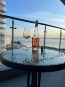 zwei Gläser Wein auf einem Tisch auf einem Balkon in der Unterkunft ZIGON Summer Place by Casa Del Mar in Mamaia