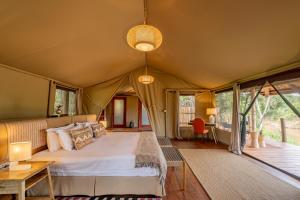 Katil atau katil-katil dalam bilik di Royal Mara Safari Lodge