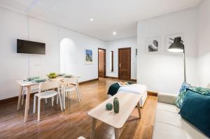 een woonkamer met een bank en een tafel bij Apartamento totalmente equipado en el centro de Madrid in Madrid