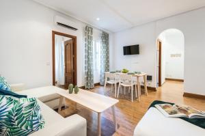 een woonkamer met een bank en een tafel bij Apartamento totalmente equipado en el centro de Madrid in Madrid