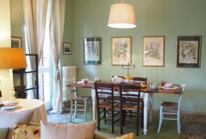 a dining room with a table and chairs at Provenzale in Desenzano del Garda