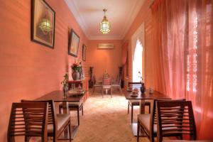 馬拉喀什的住宿－達爾塔斯尼姆庭院旅館，一间带桌椅的用餐室和窗户。