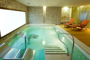Bazén v ubytovaní Hotel La Vida Spa alebo v jeho blízkosti