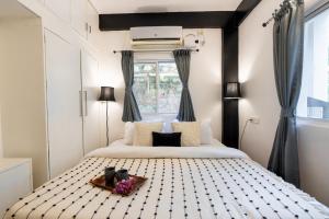 a bedroom with a large bed and a window at EKOSTAY Gold - White Swan Villa 6BHK in Panchgani