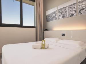 Łóżko lub łóżka w pokoju w obiekcie B&B HOTEL Bologna