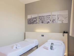 Łóżko lub łóżka w pokoju w obiekcie B&B HOTEL Bologna