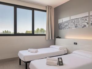 Łóżko lub łóżka w pokoju w obiekcie B&B HOTEL Bologna