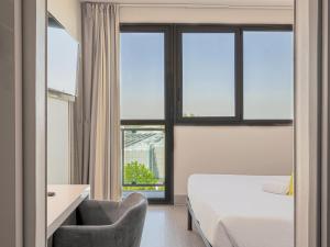Łóżko lub łóżka w pokoju w obiekcie B&B HOTEL Bologna