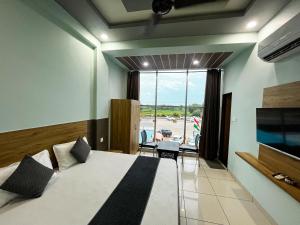 Ένα ή περισσότερα κρεβάτια σε δωμάτιο στο Janki Palace Hotel & Restaurant +51 φωτογραφίες