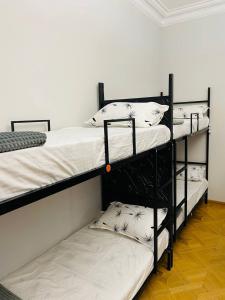 Voodi või voodid majutusasutuse Olympic Hostel toas