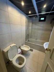 ein Badezimmer mit Toilette, Waschbecken und Badewanne in der Unterkunft A Suites Apartments Faraya in ‘Ayn Barq + 3 Fotos